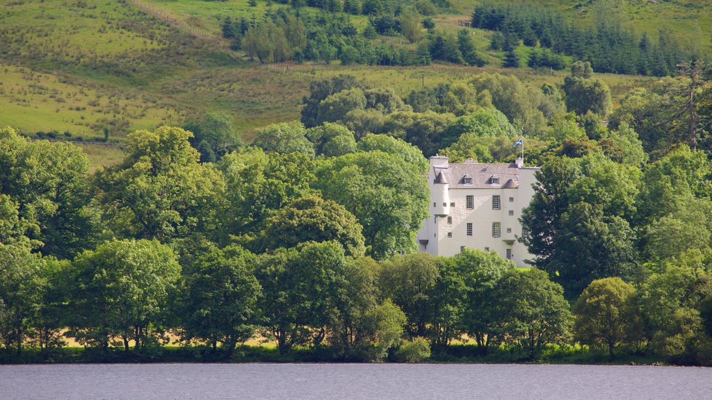 Loch Earn qui includes un lac ou un point d’eau et forêts