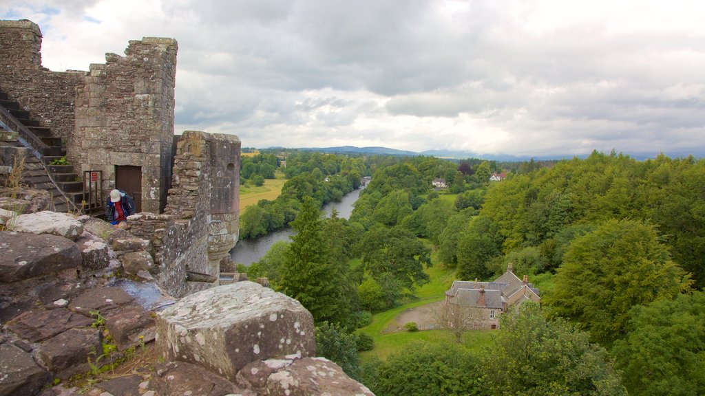 Doune Castle que incluye bosques y elementos patrimoniales