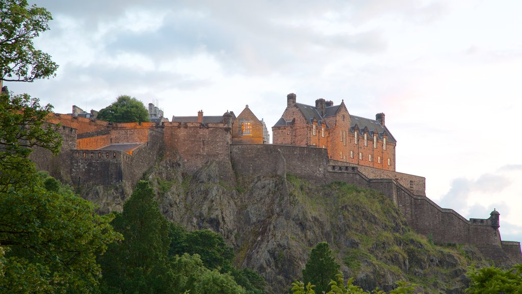 Edinburgh Castle showing heritage elements