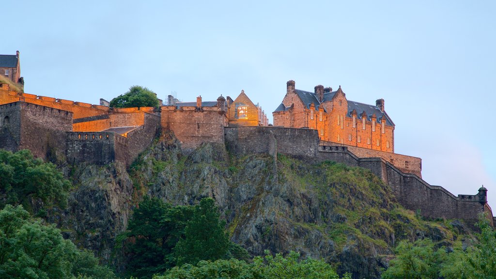 Castelo de Edinburgh que inclui um pequeno castelo ou palácio e elementos de patrimônio