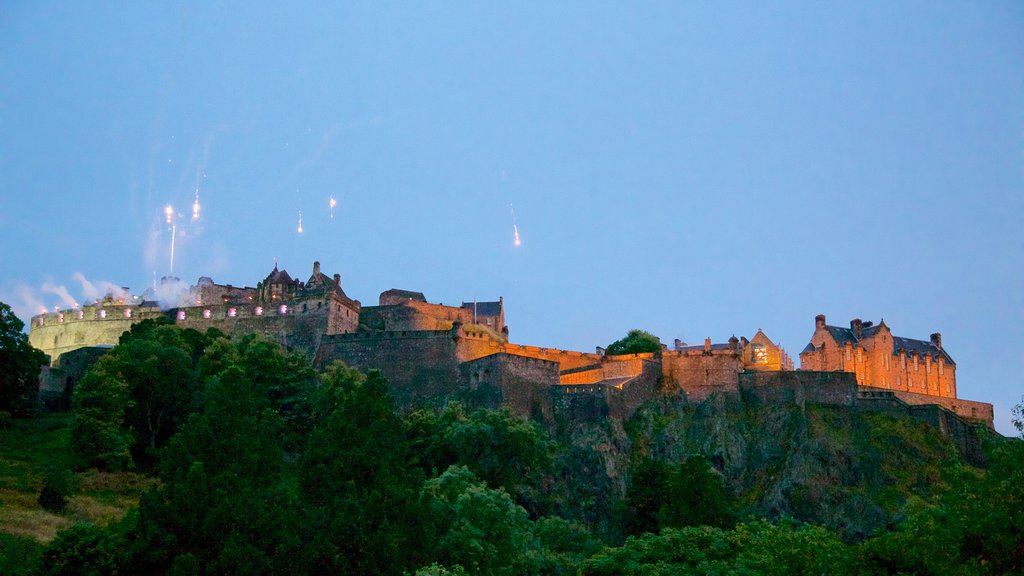 Castillo de Edimburgo mostrando elementos patrimoniales y castillo o palacio