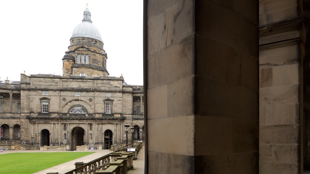 Universidad de Edimburgo mostrando elementos patrimoniales y arquitectura patrimonial