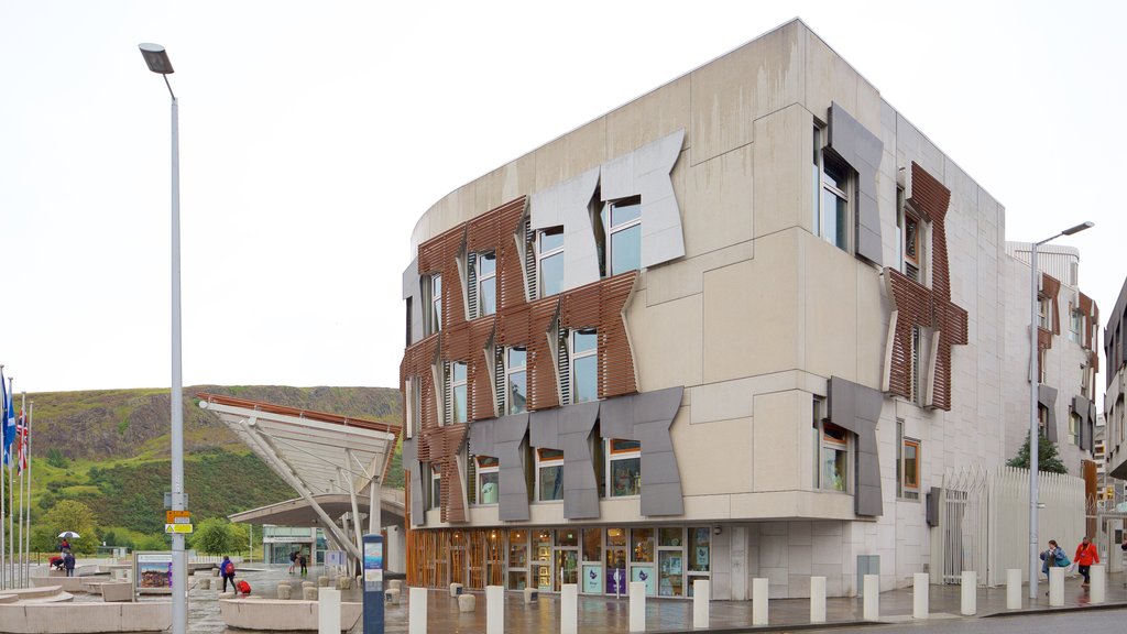 Scottish Parliament qui includes scènes de rue