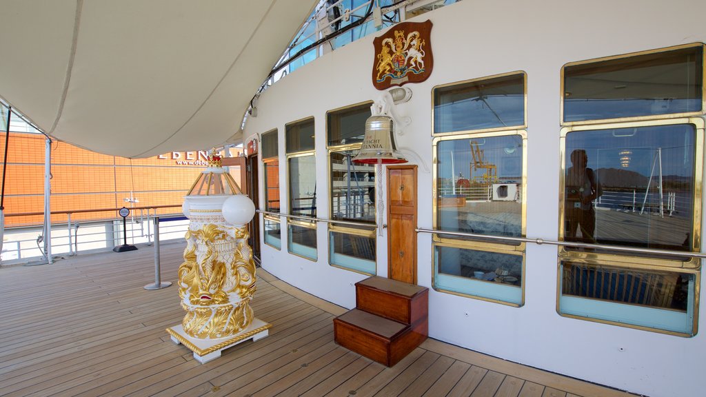 Royal Yacht Britannia mostrando botes y elementos patrimoniales