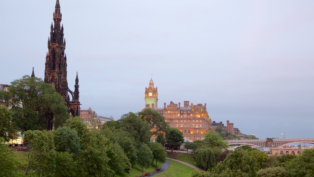 Princes Street Gardens que inclui um parque