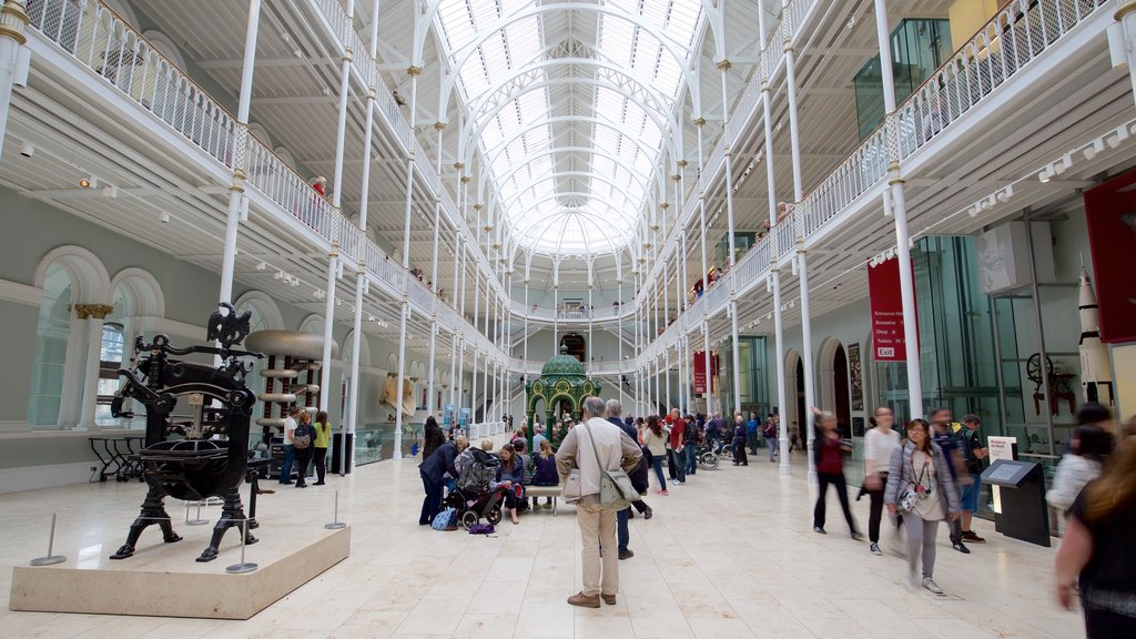 National Museum of Scotland mostrando vista interna cosi come un grande gruppo di persone