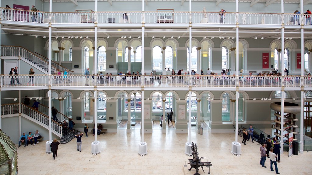 Museo Nacional de Escocia ofreciendo vista interna