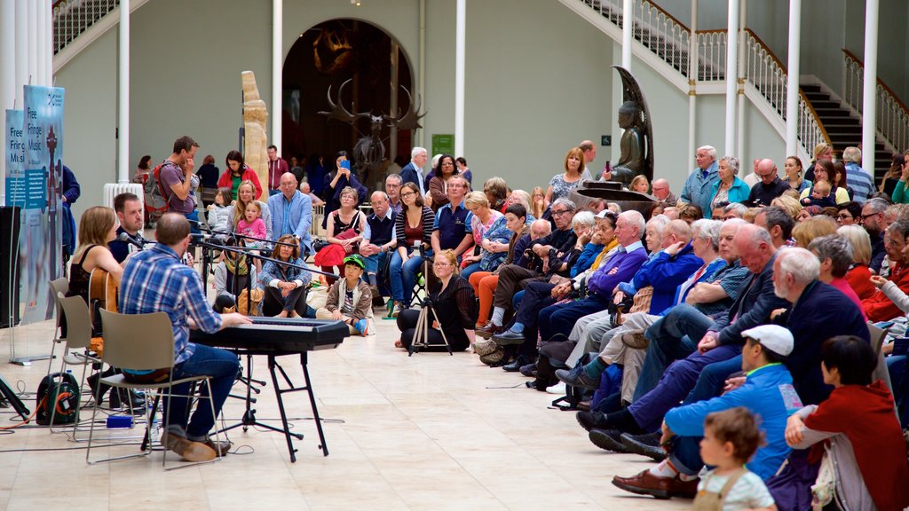 Nationaal museum van Schotland inclusief interieur en ook een grote groep mensen