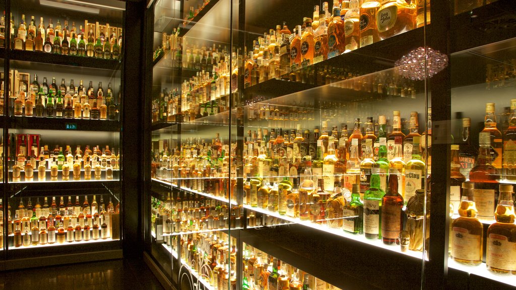 Centro del Patrimonio del Whisky Escocés ofreciendo bebidas o tragos y vista interna