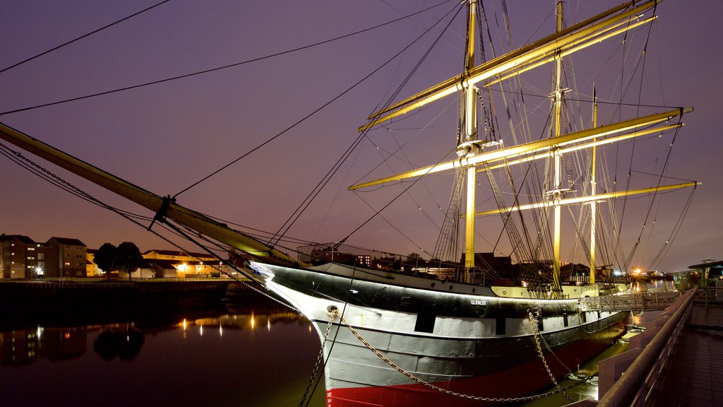 Tall Ship no Porto de Glasgow mostrando um pôr do sol e canoagem