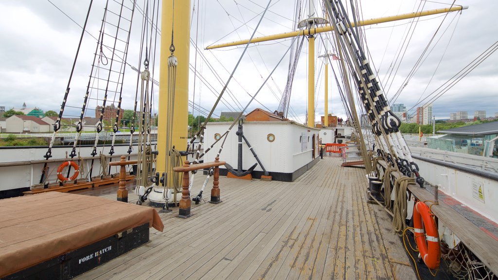 Tall Ship at Glasgow Harbour que incluye elementos patrimoniales y botes