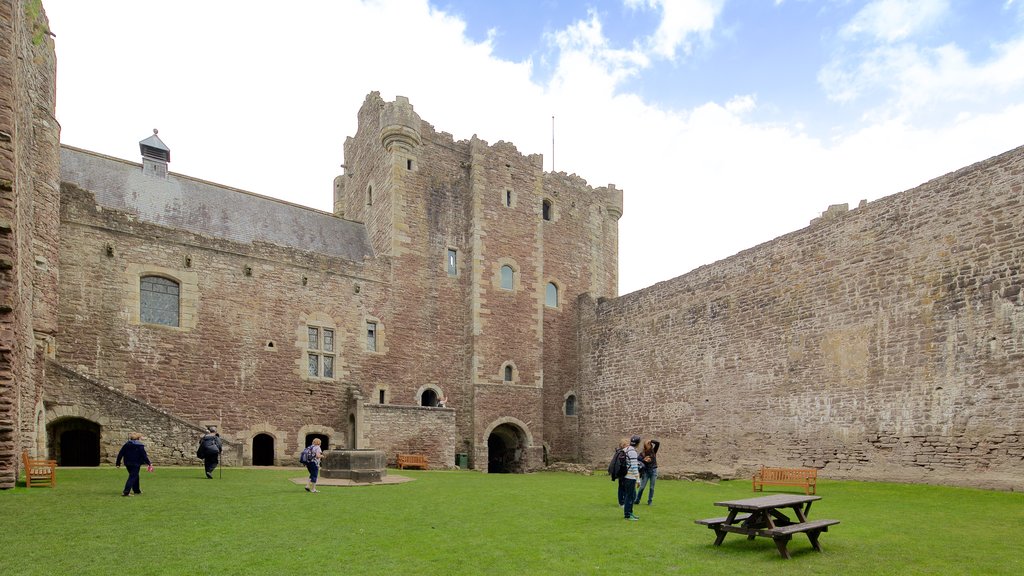 Castelo de Doune mostrando um castelo e elementos de patrimônio