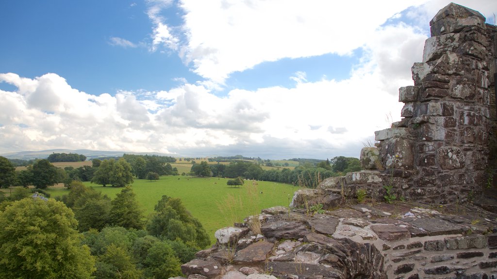 Castelo de Doune mostrando elementos de patrimônio e fazenda