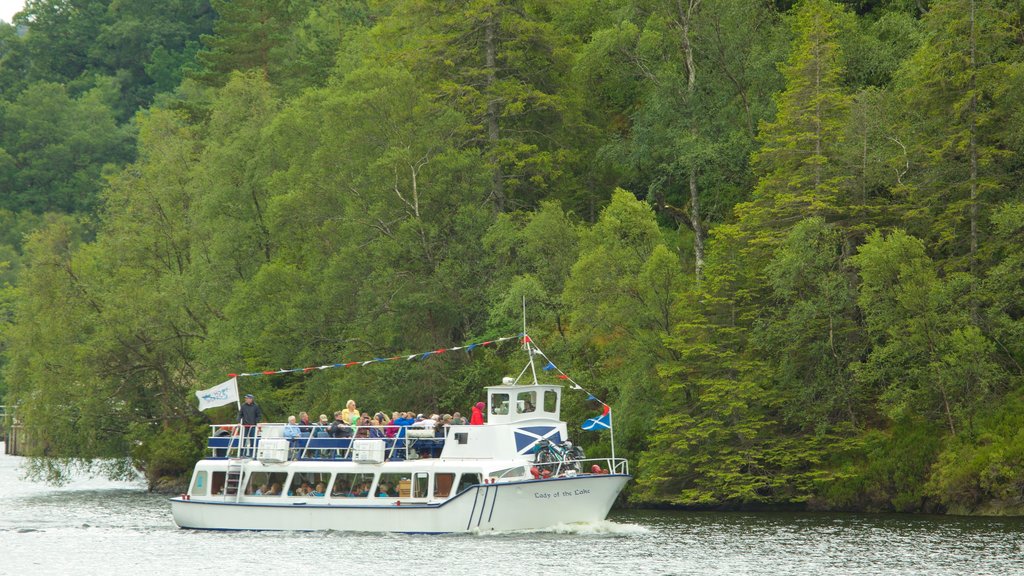 Lago Katrine mostrando bosques, un ferry y botes