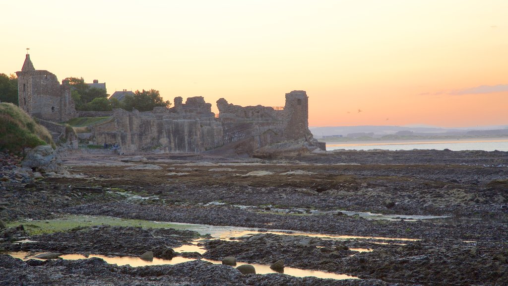 Castillo de St. Andrews mostrando una puesta de sol, costa rocosa y vistas generales de la costa