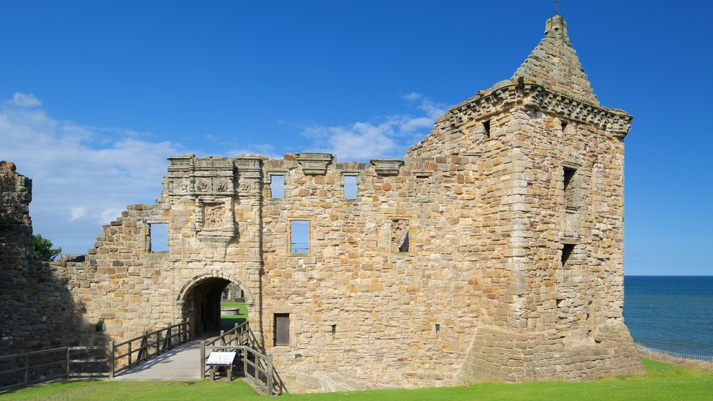 Castillo de St. Andrews ofreciendo elementos patrimoniales y arquitectura patrimonial