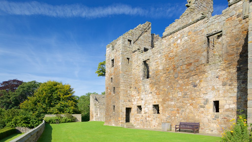 Castelo de Aberdour mostrando elementos de patrimônio e um castelo