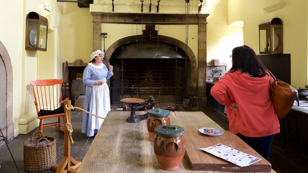 Callendar House ofreciendo vistas interiores y elementos del patrimonio y también un pequeño grupo de personas