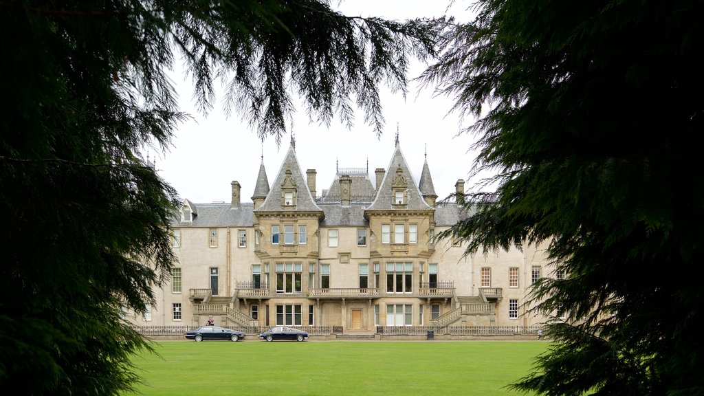 Callendar House featuring heritage elements and a castle