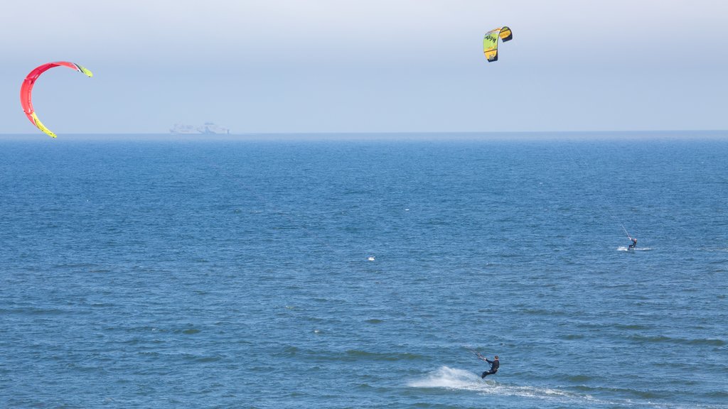 Balmedie Country Park caracterizando kitesurfe, paisagens litorâneas e ondas