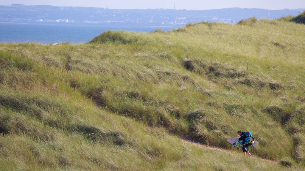 Balmedie Country Park ofreciendo una playa de arena y también un hombre