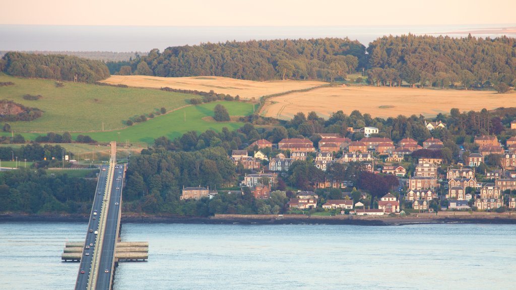 Dundee Law ofreciendo un puente, un río o arroyo y una pequeña ciudad o aldea