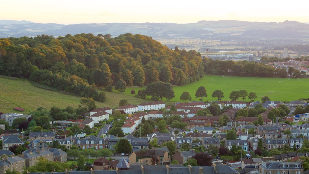 Dundee Law que inclui uma cidade e uma cidade pequena ou vila