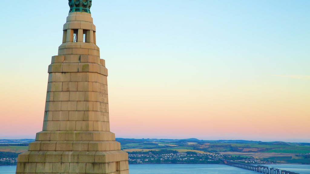 Dundee Law mostrando una puesta de sol y un monumento