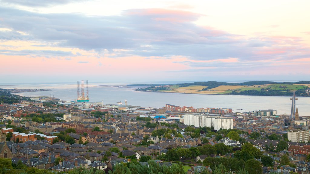 Dundee Law mostrando una ciudad, un río o arroyo y vistas generales de la costa