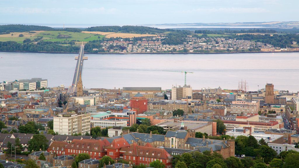 Dundee Law bevat een rivier of beek en een stad