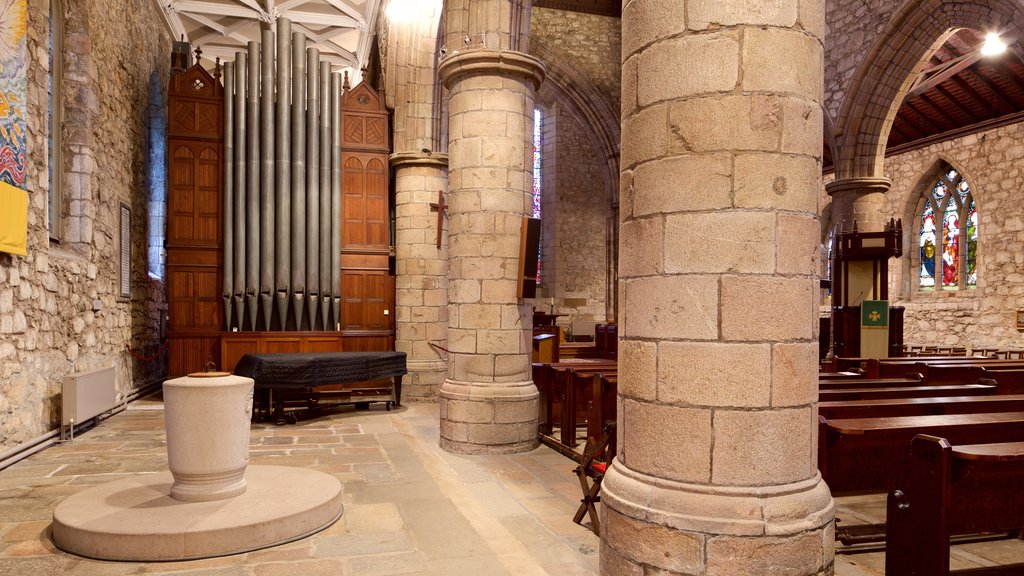 Catedral de St. Machar que inclui vistas internas, uma igreja ou catedral e elementos religiosos