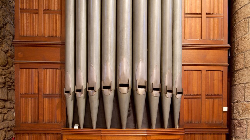 Cathedral of St. Machar og byder på religiøse elementer, en kirke eller en katedral og interiør