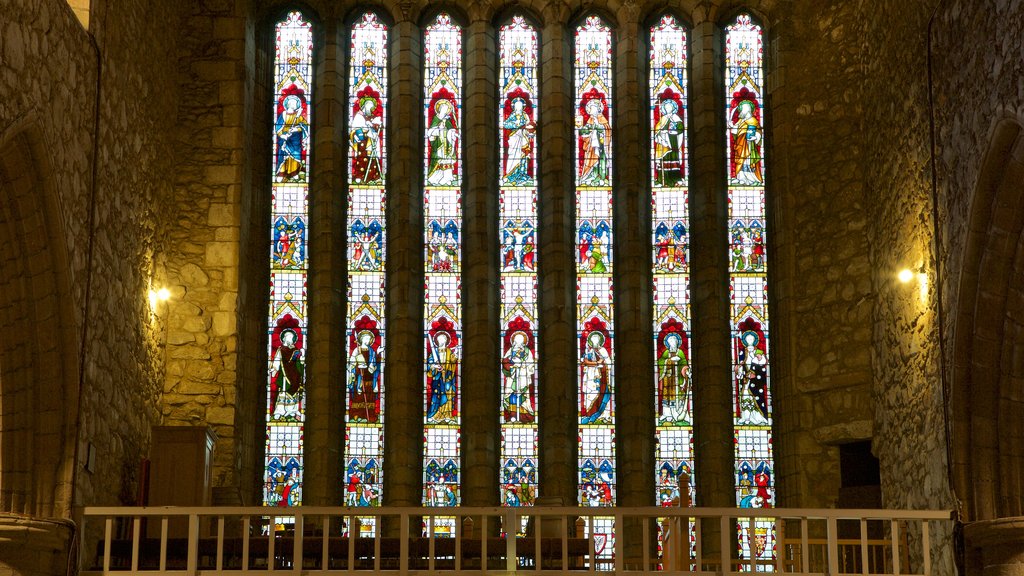 Cathedral of St. Machar mostrando vistas interiores, una iglesia o catedral y elementos religiosos