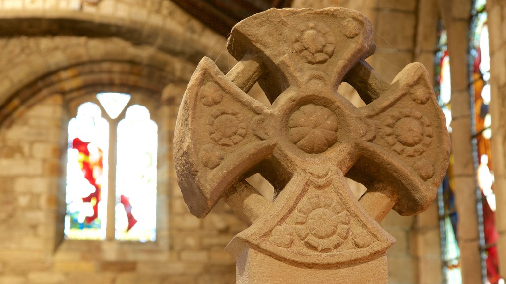 Catedral de St. Machar que inclui uma igreja ou catedral, aspectos religiosos e vistas internas