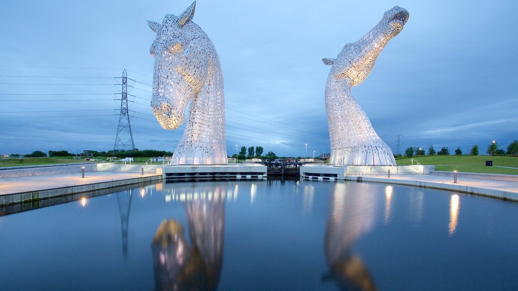 Grangemouth ofreciendo un estanque y arte al aire libre