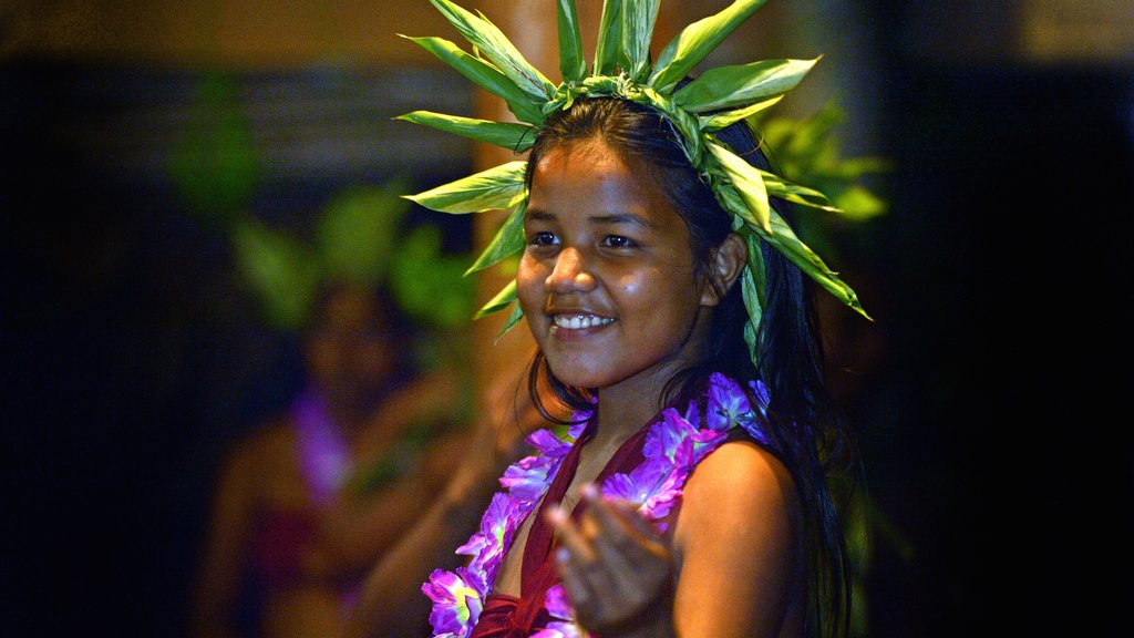 Honiara inclusief podiumkunst en inheemse cultuur en ook een kind