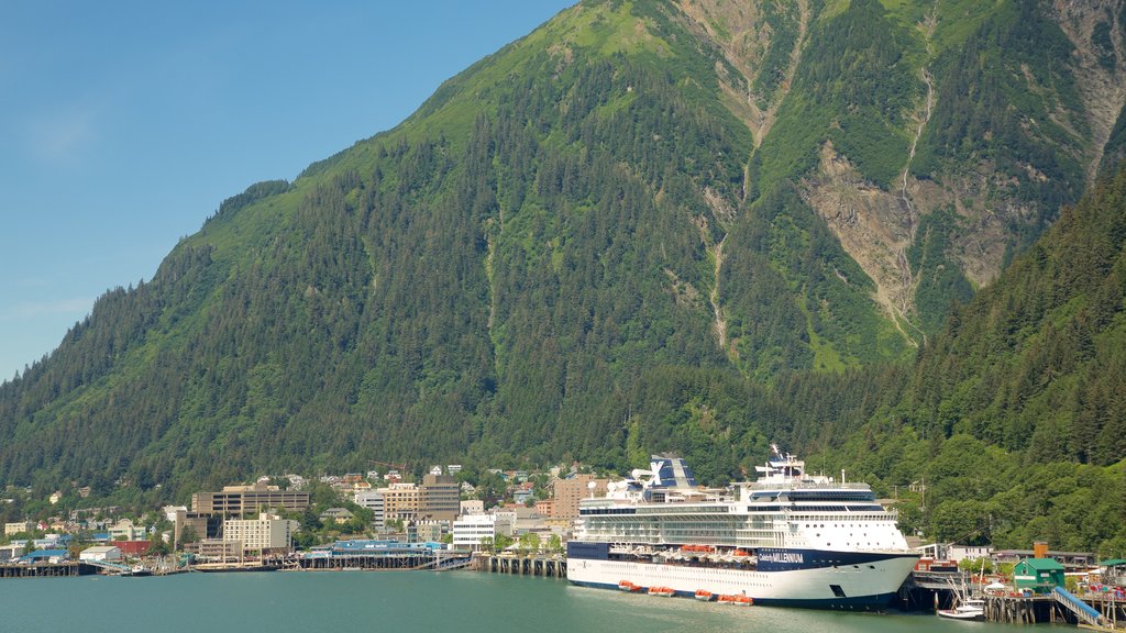 Juneau ofreciendo vistas generales de la costa, crucero y una ciudad costera