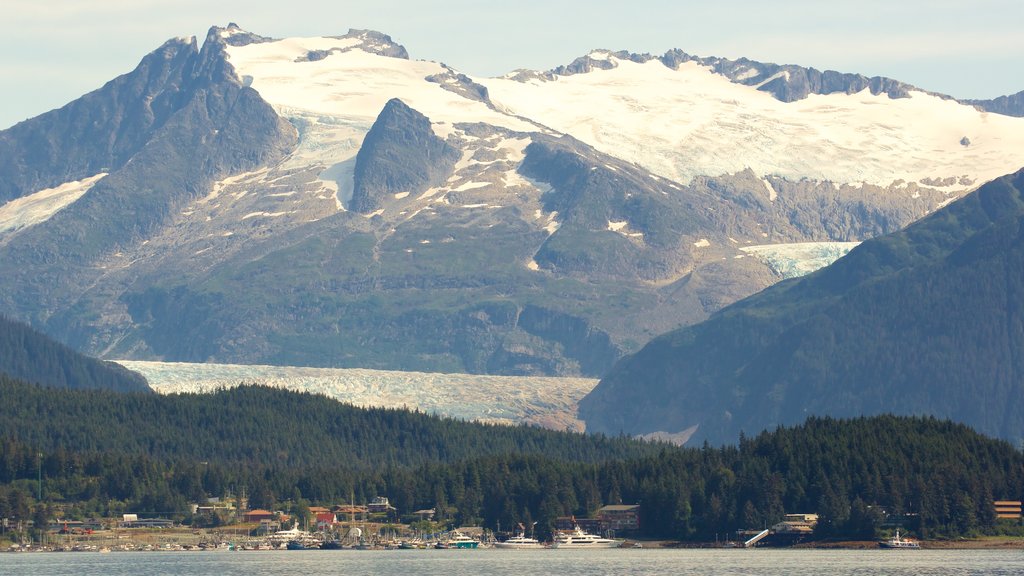 Juneau montrant montagnes et neige