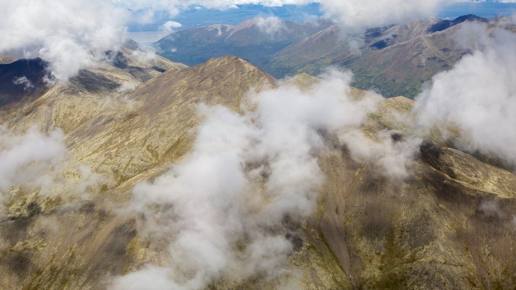 Parc d\'État de Chugach mettant en vedette brume ou brouillard et montagnes