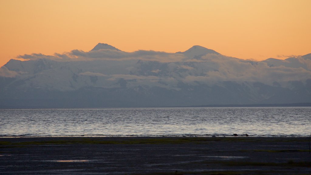 Anchorage que incluye una puesta de sol, vistas generales de la costa y montañas