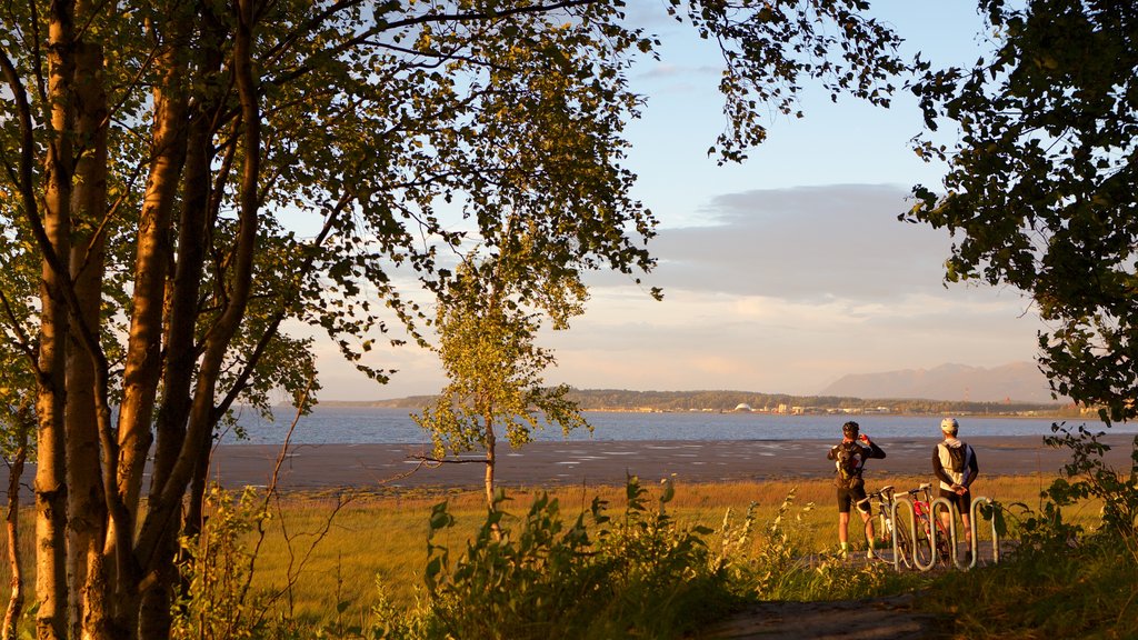 Tony Knowles Coastal Trail som inkluderer solnedgang