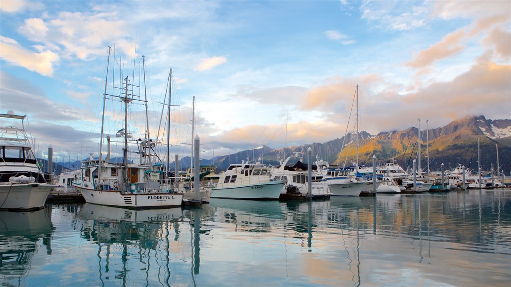 Seward ofreciendo vista general a la costa, velero y botes