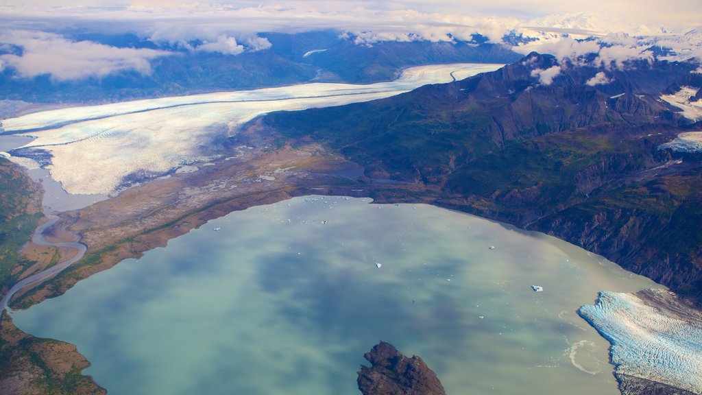 Parque estatal Chugach que incluye nieve y un lago o espejo de agua