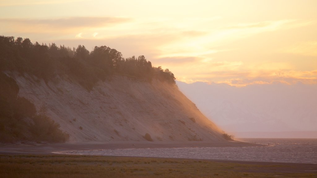 Tony Knowles Coastal Trail som inkluderer solnedgang og kyst