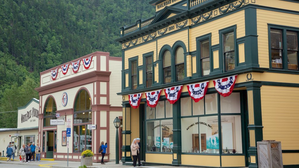 Parque histórico nacional Klondike Gold Rush mostrando una pequeña ciudad o pueblo