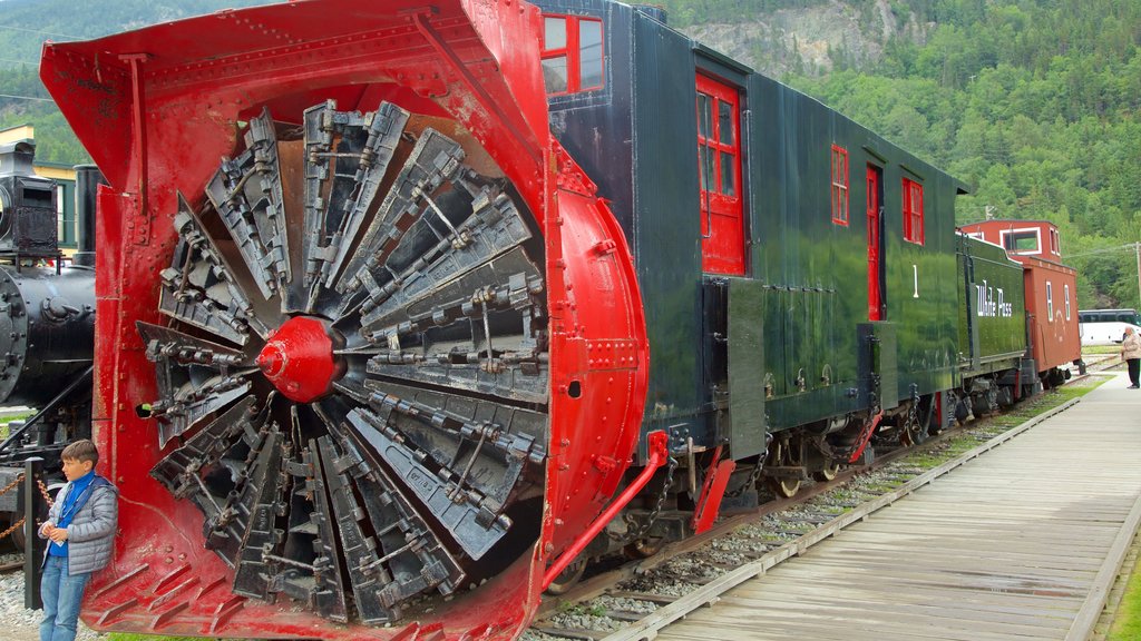 Parque histórico nacional Klondike Gold Rush que incluye artículos ferroviarios