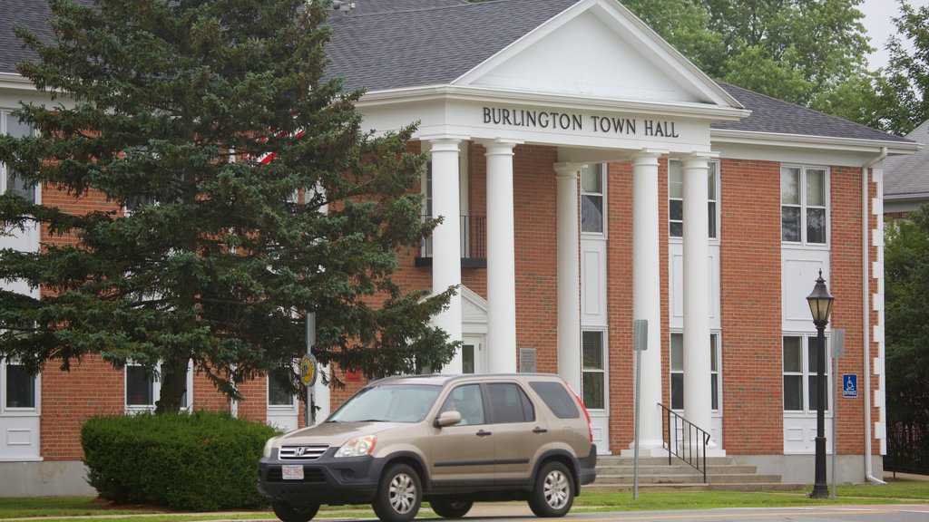 Burlington que incluye un edificio administrativo y imágenes de calles