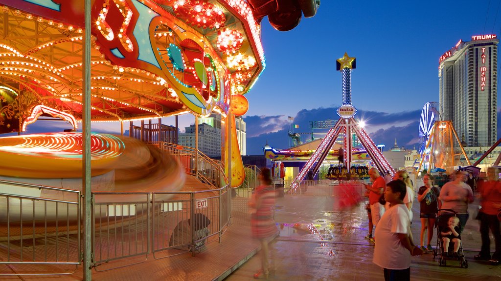 Steel Pier mettant en vedette scènes de nuit et balades aussi bien que petit groupe de personnes