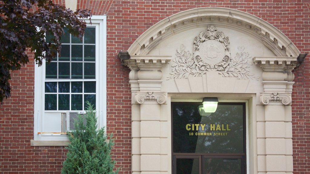 Woburn featuring street scenes and an administrative building