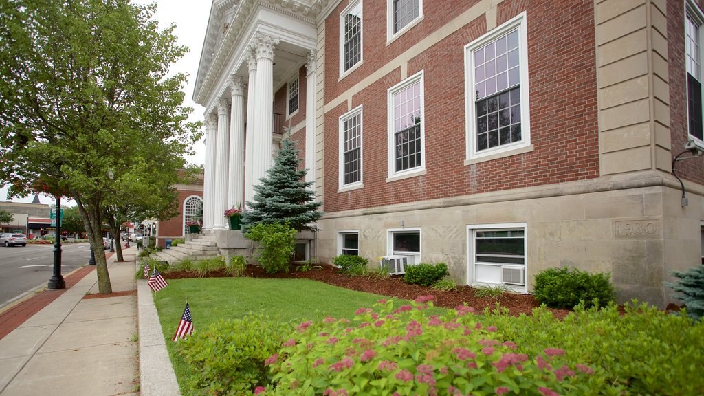 Woburn ofreciendo imágenes de calles y un edificio administrativo